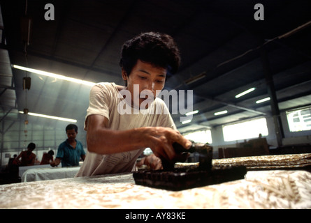 Indonesien Java Surakarta Handwerk Batik Keris Fabrik Mann Kappe Block drucken Stockfoto