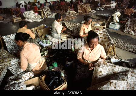 Indonesien Java Surakarta Handwerk Batik Keris Workshop Batik Frau Arbeiter Batik Tuch von hand zu wachsen, während in Fabrikhalle saß Stockfoto