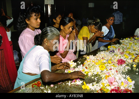 Sri Lanka-Kandy-Tempel der Zahn Anhänger bereiten floral Tribute Stockfoto