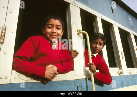 Indien-Tamil Nadu Ootacamund Zug Verkehr Schuljungen gelehnt vom Zugfenster Stockfoto