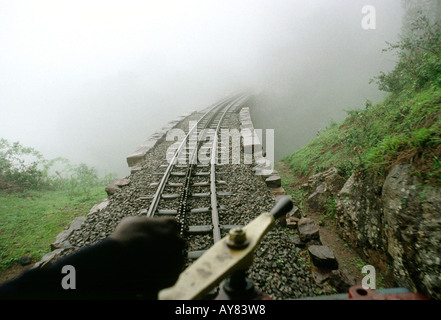 Indien-Tamil Nadu Ootacamund Schmalspur Rack Zug Blick von Bremse Auto in cloud Stockfoto