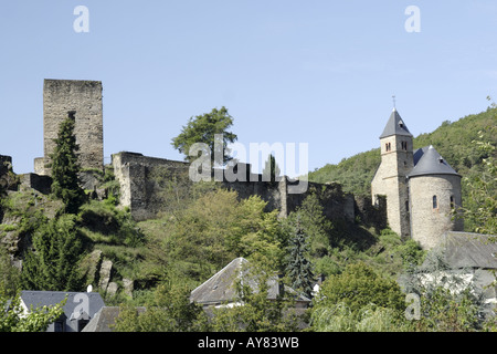 Schloss mit Blick auf das Dorf von Esch-Sur-Sure, Großherzogtum Luxemburg Stockfoto