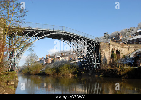 Die Eisenbrücke in Ironbridge in Shropshire, England Stockfoto