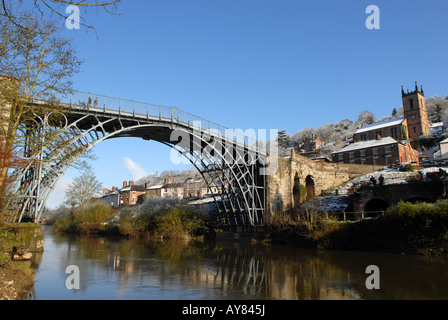 Die Eisenbrücke in Ironbridge in Shropshire, England Stockfoto