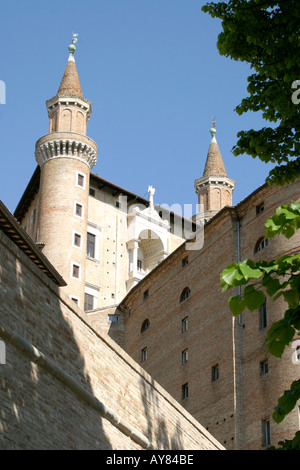 Dramatische Türme des herzoglichen Palastes in Urbino Le Marche, Marken, Italien Stockfoto