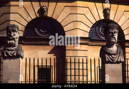 Oxford-Büsten von Philosophen außerhalb der Sheldonian 2 Stockfoto