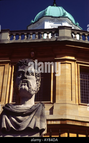 Oxford-Büsten von Philosophen vor dem Sheldonian 1 Stockfoto