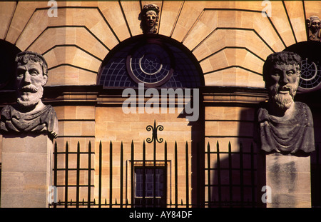 Oxford-Büsten von Philosophen vor dem Sheldonian 1 Stockfoto