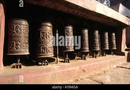 Nepal Thimi buddhistische Gebetsmühlen im Dorftempel Stockfoto