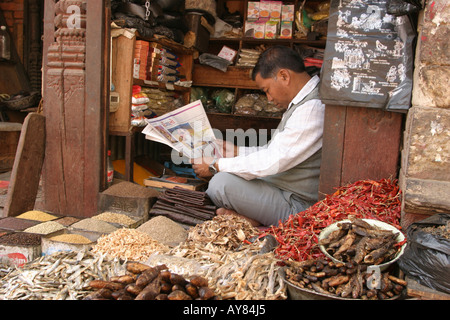 Nepal Kathmandu Gewürz Krämer lesen Zeitung Stockfoto