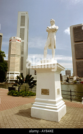 Singapur-Statue von Sir Stamford Raffles auf North Boat Quay Stockfoto