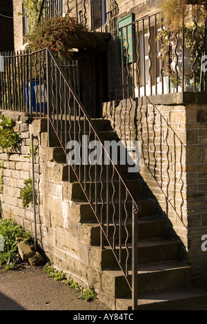 UK Yorkshire Holmfirth Ortszentrum Norah Battys Schritte Stockfoto