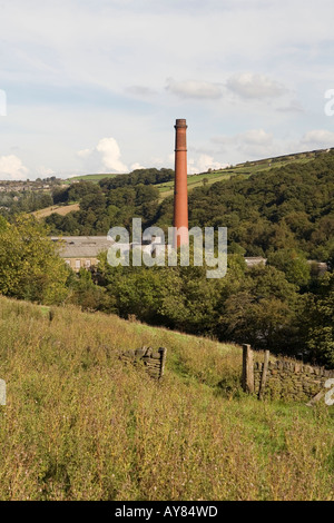 UK Yorkshire Holmfirth gemauerte Mühle Schornstein im Flusstal der Holme Stockfoto