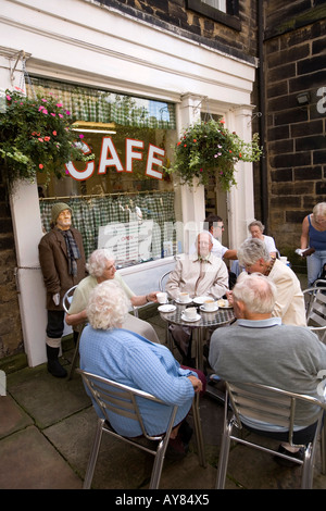 UK Yorkshire Holmfirth Stadtzentrum Last Summer Wine Kunden saßen außen Sids-Café Stockfoto