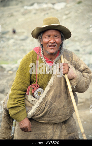 Tibetische Nomade auf Pilgerfahrt zum Heiligen Berg Kailash bekleidet eine traditionelle Lammfell Chuba oder einem geschultert Jacke Stockfoto