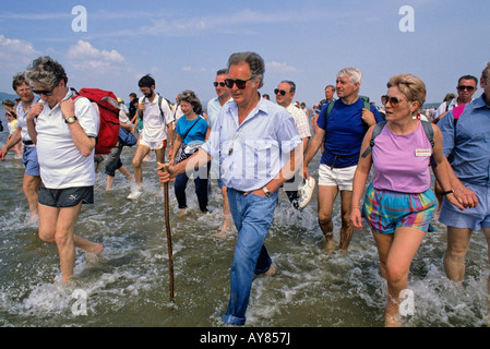 Cedric Robinson, Queens Leitfaden für die Kent Sands, Morecambe Bay, führt eine Tour zu Fuß von Hunderten von Menschen in der Sands Stockfoto