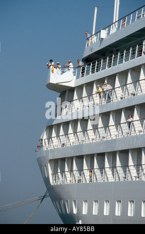 Silversea Cruiseship Kapitän und Mannschaft, die als Passagiere im Hafen andocken sehen vom eigenen Balkon Stockfoto