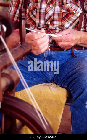 Das spinnende Rad dreht sich, wie Wolle zu Garn auf dem jährlichen Faser Fest in Lincoln, New Mexico gedreht wird. Stockfoto