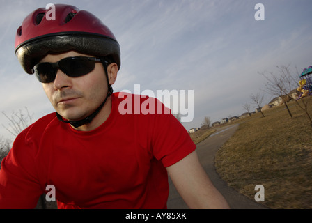 Mittleren Alters Radfahrer Mann Reiten bei Sonnenuntergang Stockfoto