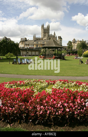 Stadt Bath, England. Blumenschmuck in Bath Parade Gärten mit Bath Abbey im Hintergrund. Stockfoto