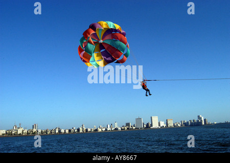 Parasailing Parasking Parakiting Sport vor Girgaum Chowpatty Beach Coast auf arabischem Meer Skyline im Hintergrund Marine Drive Mumbai Bombay Indien Asien Stockfoto