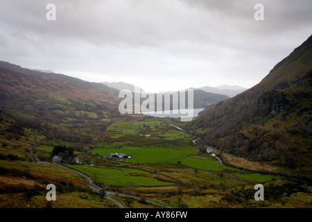 Ein Tal in Richtung Llyn Gwynant Snowdonia Wales UK anzeigen Stockfoto