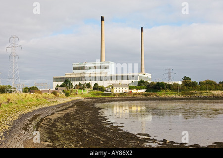 Tarbert Kraftwerk an der Mündung des Flusses Shannon, County Kerry, Irland. Öl betriebene Kraftwerk Strom. Stockfoto