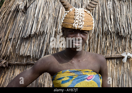 Ein junger Teenager in Togos scheuen Tal einen traditionellen gehörnten Hut. Stockfoto
