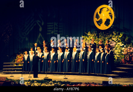 Llangollen internationaler musikalischer Eisteddfod, Wales, UK. Südkoreanische Volksmusik Tanzgruppe auf der Hauptbühne Stockfoto