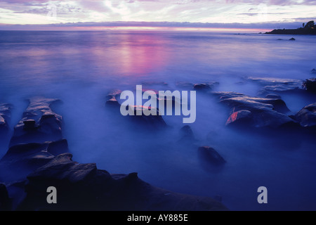 Abendlicht, Meer und Felsen reflektiert in Laguna Beach, Kalifornien Stockfoto