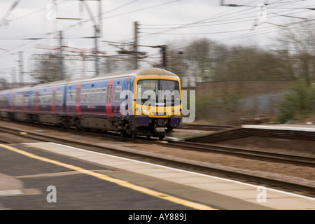 First Capital Connect Commuter Zug Pässe mit Geschwindigkeit und Bewegung verwischen Stockfoto