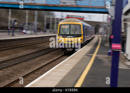 First Capital Connect Commuter Zug Pässe mit Geschwindigkeit und Bewegung verwischen Stockfoto