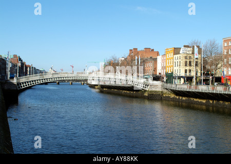 Halfpenny Fußgängerbrücke, die den Fluss Liffey in Dublin Irland Ha Penny Bridge überquert Stockfoto