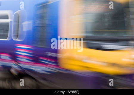 First Capital Connect Commuter Zug Pässe mit Geschwindigkeit und Bewegung verwischen Stockfoto