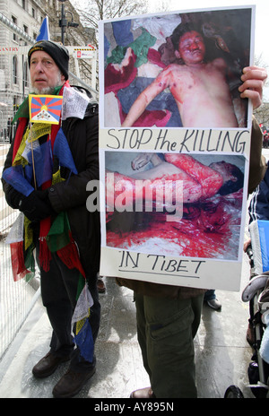 Freie Tibet-Demonstranten in London mit grafischen Plakat Stockfoto