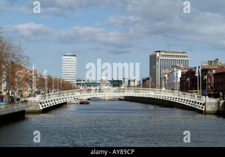 Halfpenny Fußgängerbrücke, die den Fluss Liffey in Dublin Irland Ha Penny Bridge überquert Stockfoto