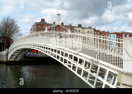 Halfpenny Fußgängerbrücke, die den Fluss Liffey in Dublin Irland Ha Penny Bridge überquert Stockfoto