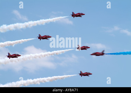 Präzision von der Royal Air Force Red Arrows fliegen Stockfoto