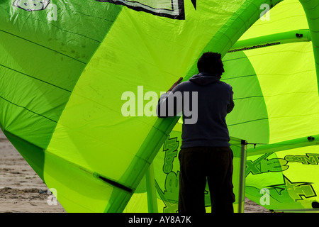 Kitesurfer, Kite starten Vorbereitung Stockfoto