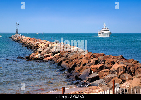 Teure Yacht Köpfe in den Hafen nach einem schönen Tag auf dem Wasser. Stockfoto