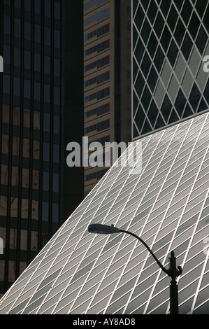 Detailansicht der Glas und Metall Fassade der neuen Seattle Public Library Innenstadt Haupt Filialgebäude Seattle Washington Stockfoto