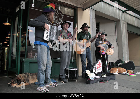 Gruppe von vier Straßenmusikanten durchführen auf Bürgersteig vor einem Starbucks Coffee Shop am Pike Place Market in Seattle WA Stockfoto