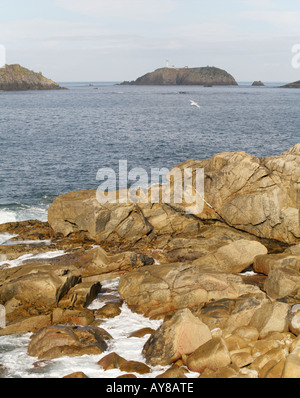 Blick vom Tresco Scilly Isles Scillies Insel Cornwall Round Island Leuchtturm St. Helena zerklüftete Küste Felsenmeer Männer-a-vaur Stockfoto