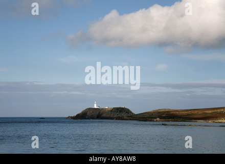 Blick vom Tresco Scilly Isles Scillies Insel Cornwall Round Island Leuchtturm St. Helena zerklüftete Küste Felsenmeer Stockfoto