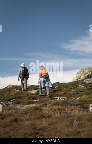 Mann Frau unkenntlich Wanderer im Norden Tresco Isles of Scilly Scillies Insel Cornwall England Herbst Stockfoto