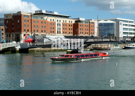 River Liffey Cruise Boot vorbei Dublin Touristenstadt Liegeplatz Stockfoto