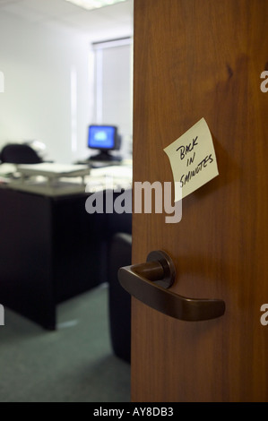 In 10 Minuten wieder auf Posten Sie außerhalb der Bürotür Stockfoto