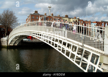 Halfpenny Fußgängerbrücke, die den Fluss Liffey in Dublin Irland Ha Penny Bridge überquert Stockfoto