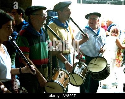 Traditionellen baskischen Band spielt beim Festival im Zentrum von Bilbao Spanien Stockfoto
