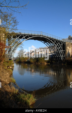 Die Eisenbrücke in Ironbridge in Shropshire, England Stockfoto